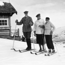 Kong Haakon, Kronprins Olav og Prins Harald utenfor Prinsehytta i Sikkilsdalen, 1950 (Foto: Jan Stage NTB / Det kongelige hoffs fotoarkiv)